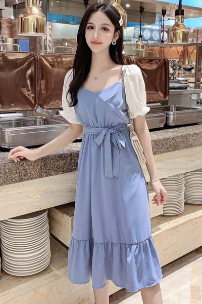 Retro modell ruha fürtökkel és övvel a derekán