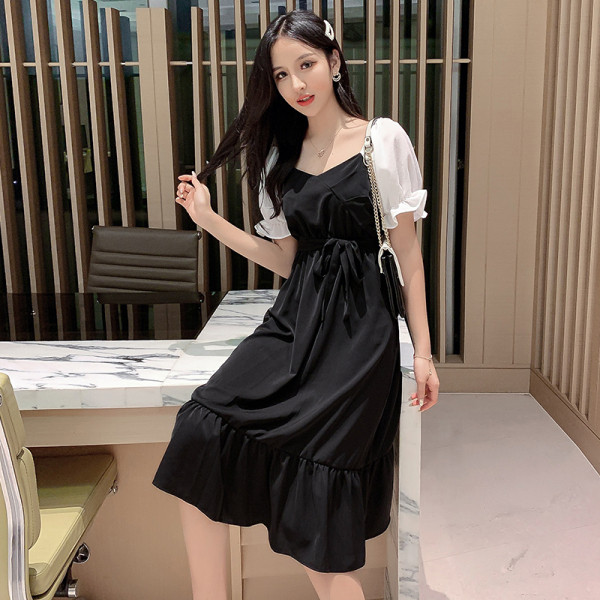 Retro modell ruha fürtökkel és övvel a derekán