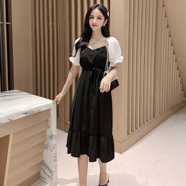 Retro modell ruha fürtökkel és övvel a derekán