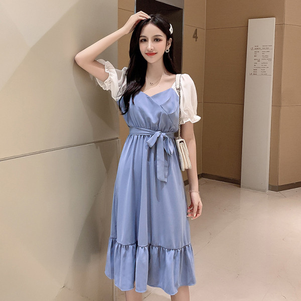 Retro modell ruha fürtökkel és övvel a derekán