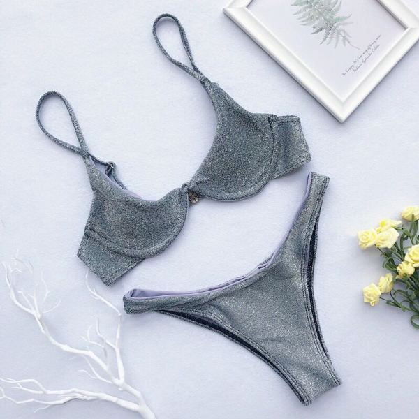 Modern kétrészes fürdőruha fényes részecskékkel