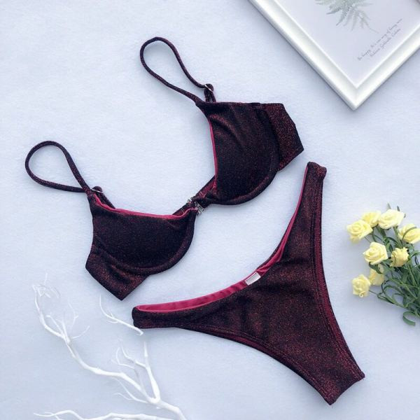 Modern kétrészes fürdőruha fényes részecskékkel