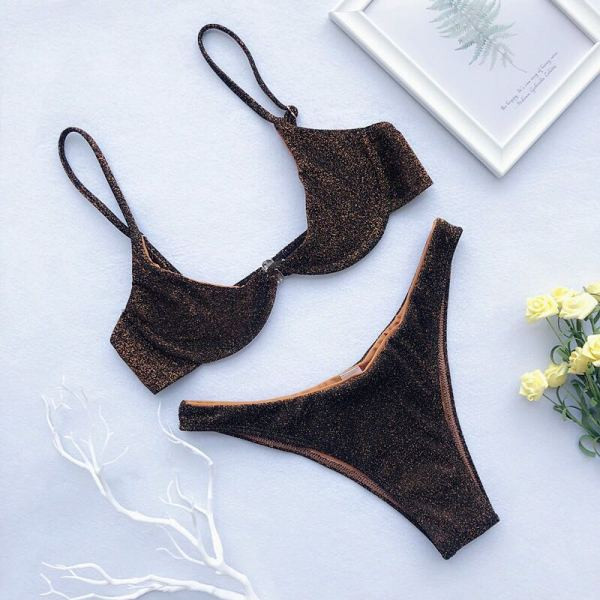 Modern kétrészes fürdőruha fényes részecskékkel