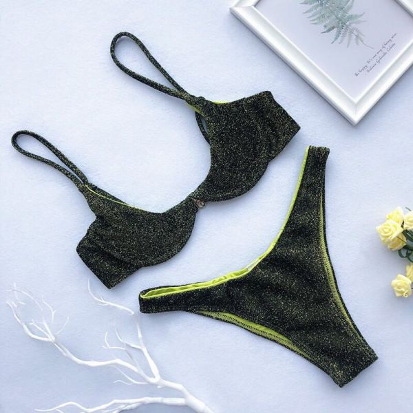 Modern kétrészes fürdőruha fényes részecskékkel