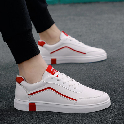 Alkalmi férfi tornacipő lapos talppal, felirattal és nyakkendővel