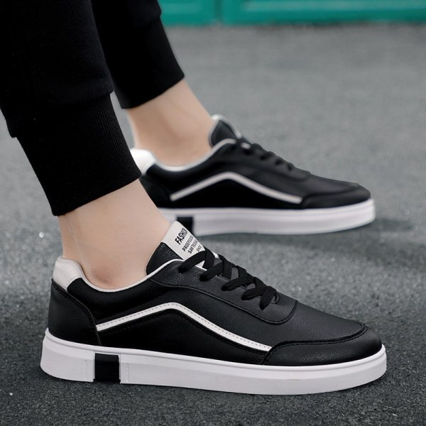 Alkalmi férfi tornacipő lapos talppal, felirattal és nyakkendővel