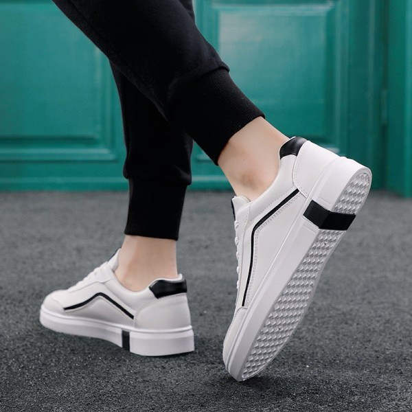 Alkalmi férfi tornacipő lapos talppal, felirattal és nyakkendővel