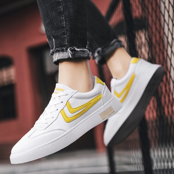 Rugós férfi tornacipő új modellje lapos talppal és fűzővel