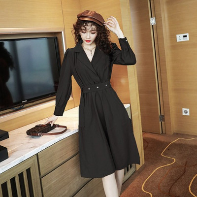 Női szabású retro stílusú ruha övvel és hosszú ujjal