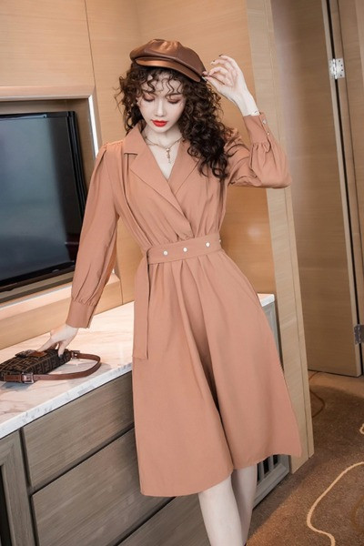 Női szabású retro stílusú ruha övvel és hosszú ujjal