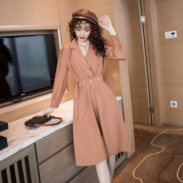 Női szabású retro stílusú ruha övvel és hosszú ujjal