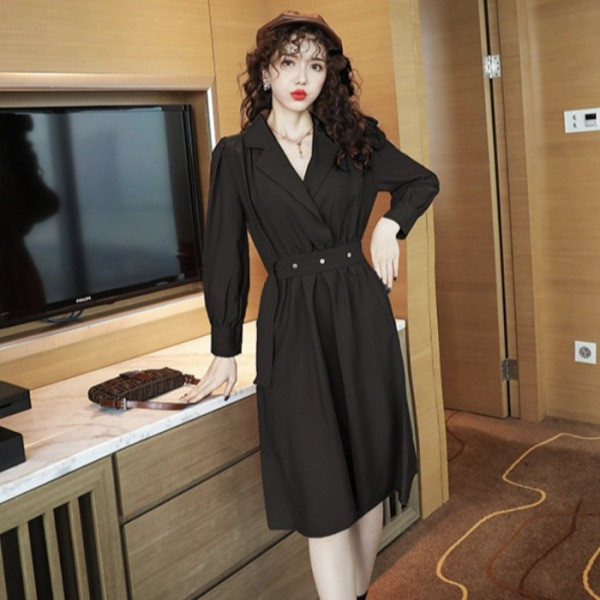 Női szabású retro stílusú ruha övvel és hosszú ujjal