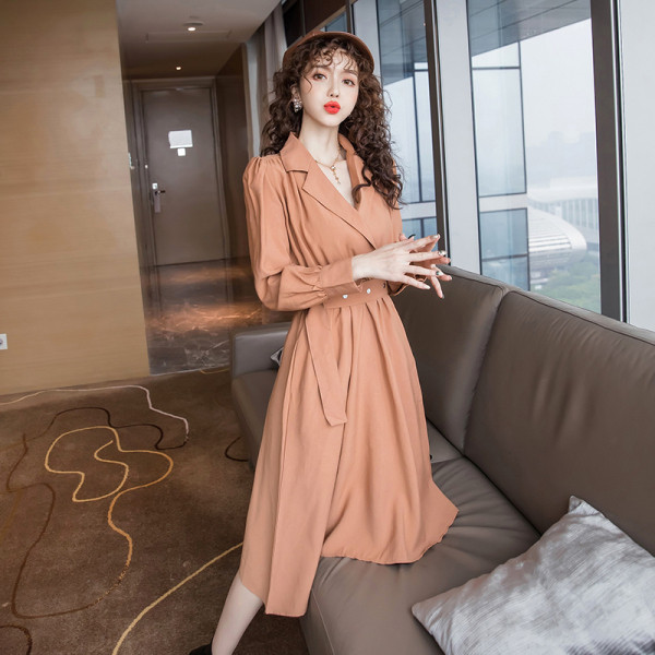 Női szabású retro stílusú ruha övvel és hosszú ujjal