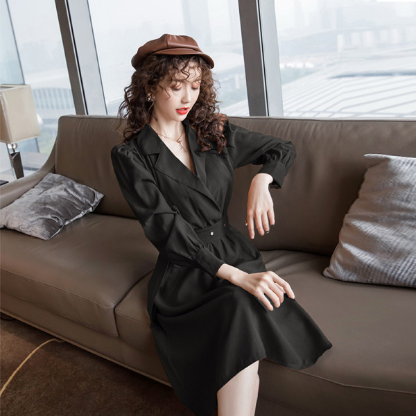 Női szabású retro stílusú ruha övvel és hosszú ujjal