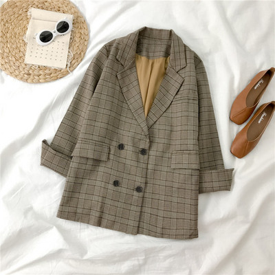 Stílusos női kockás kabát V-nyakkal és dupla rögzítéssel