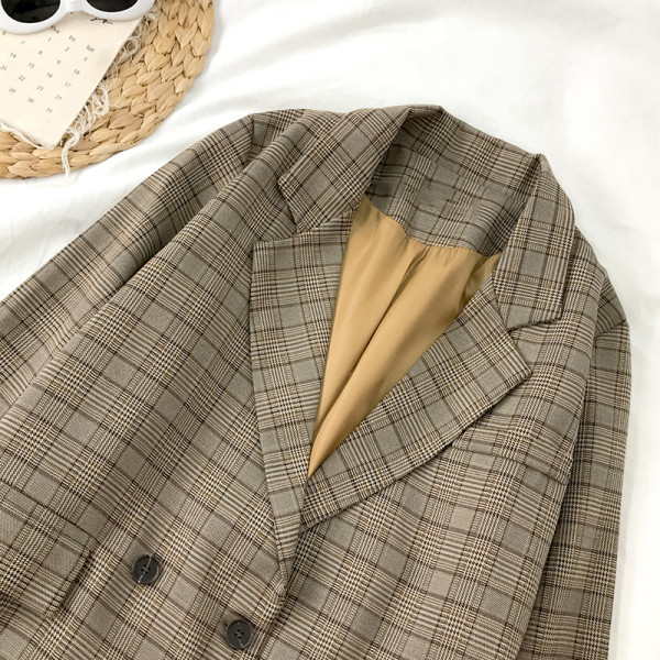 Stílusos női kockás kabát V-nyakkal és dupla rögzítéssel