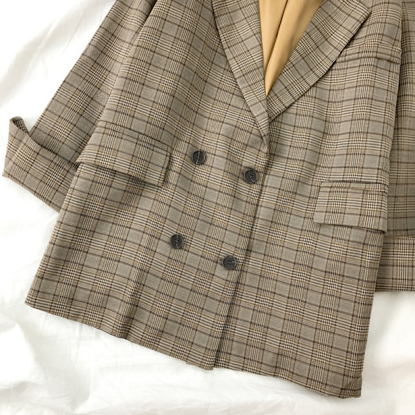 Stílusos női kockás kabát V-nyakkal és dupla rögzítéssel