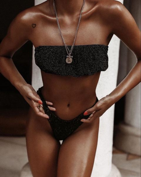 Kétrészes fürdőruha fényes részecskékkel és szalaggal