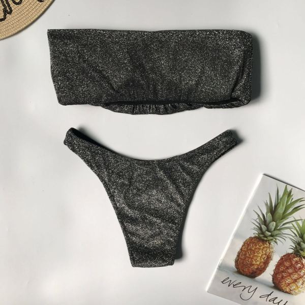 Kétrészes fürdőruha fényes részecskékkel és szalaggal