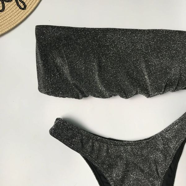 Kétrészes fürdőruha fényes részecskékkel és szalaggal