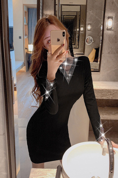 Rövid női ruha hosszú ujjal és flitterekkel