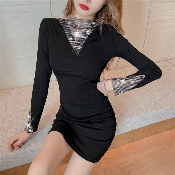 Rövid női ruha hosszú ujjal és flitterekkel