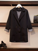 Stílusos fekete női kabát zsebekkel és dupla rögzítéssel