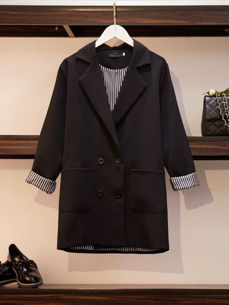 Stílusos fekete női kabát zsebekkel és dupla rögzítéssel