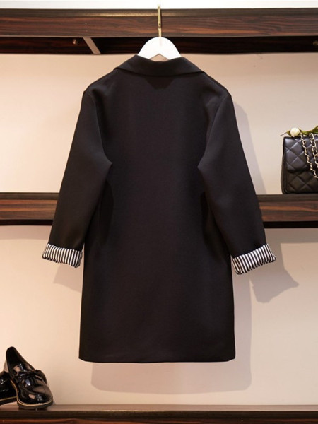 Stílusos fekete női kabát zsebekkel és dupla rögzítéssel