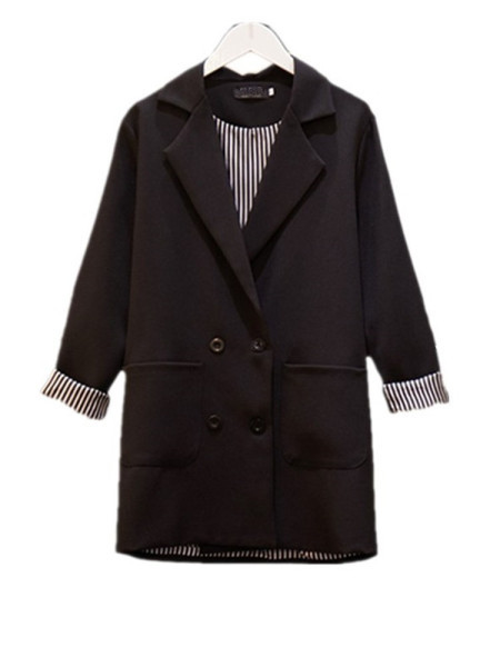 Stílusos fekete női kabát zsebekkel és dupla rögzítéssel