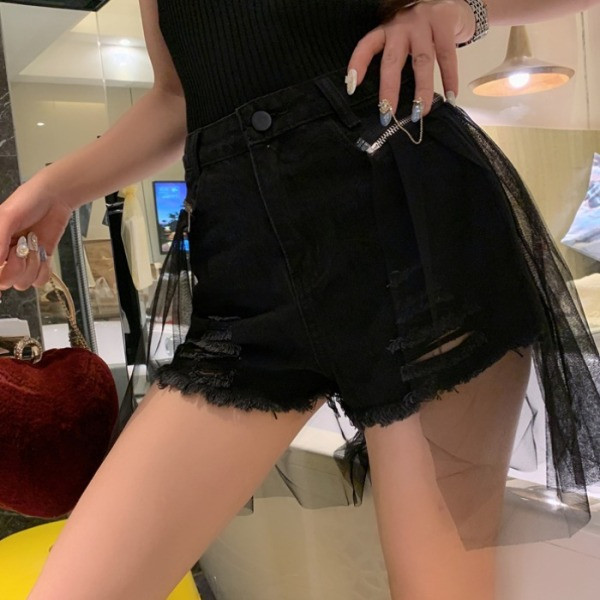 Új modell rövid farmer, szakadt motívumokkal és tüllel