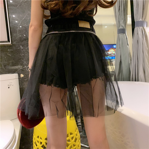 Új modell rövid farmer, szakadt motívumokkal és tüllel