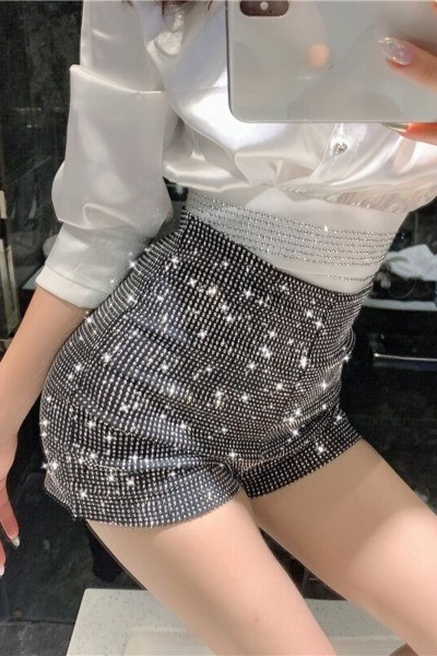 Modern rövidnadrág kövekkel és magas derékkal