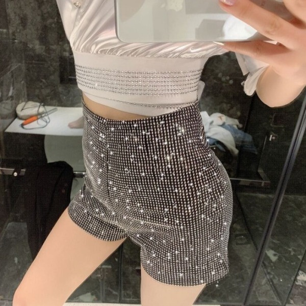 Modern rövidnadrág kövekkel és magas derékkal