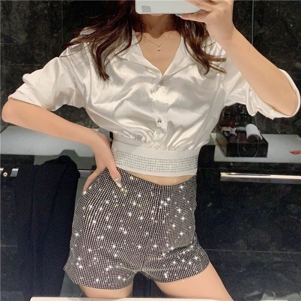 Modern rövidnadrág kövekkel és magas derékkal