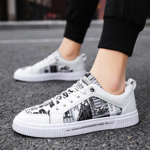 Alkalmi férfi tornacipő lapos talppal és színes mintával