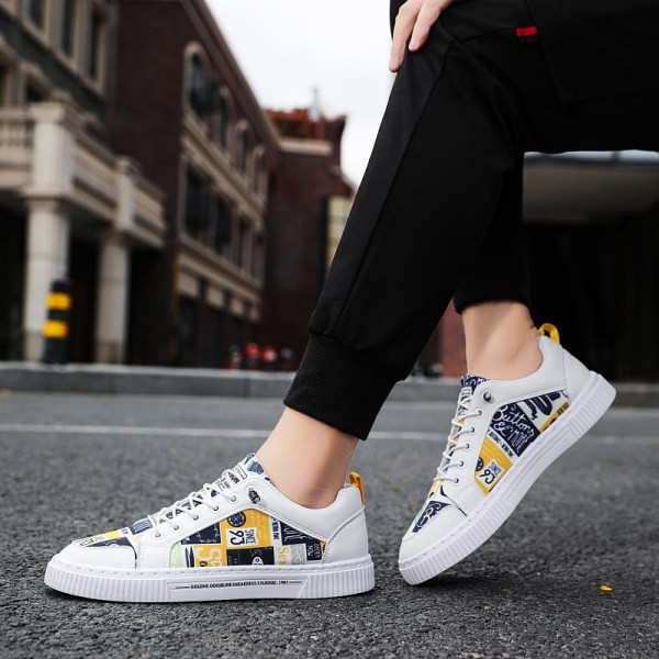 Alkalmi férfi tornacipő lapos talppal és színes mintával