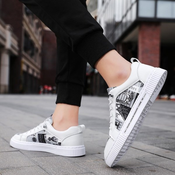 Alkalmi férfi tornacipő lapos talppal és színes mintával