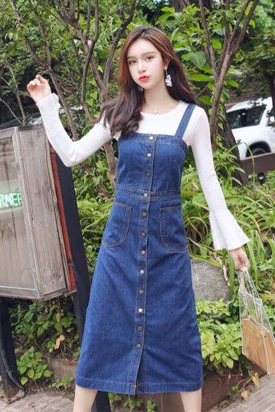 Hosszú lezser kék ruha pántokkal és gombokkal