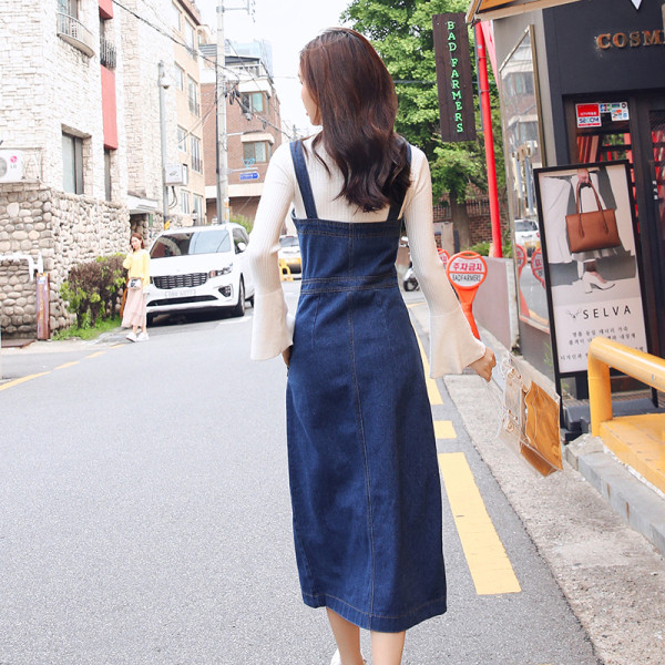 Hosszú lezser kék ruha pántokkal és gombokkal