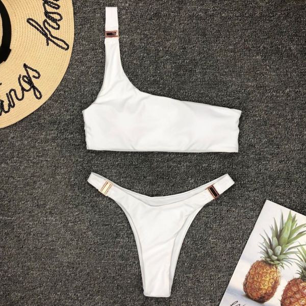 Modern kétrészes fürdőruha egy pánttal