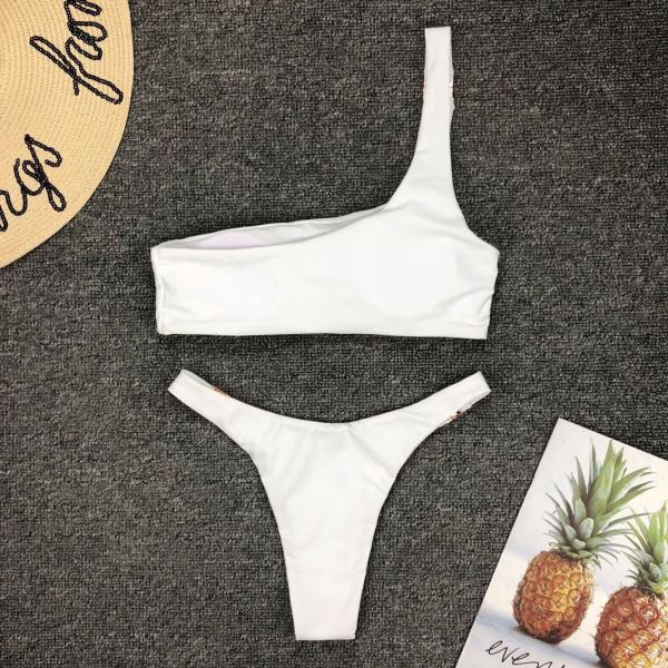 Modern kétrészes fürdőruha egy pánttal