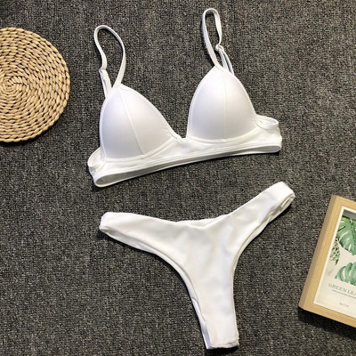 Kétrészes fürdőruha háromszög alakú felsővel