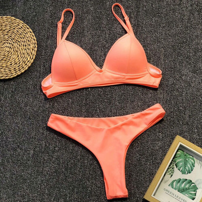 Kétrészes fürdőruha háromszög alakú felsővel