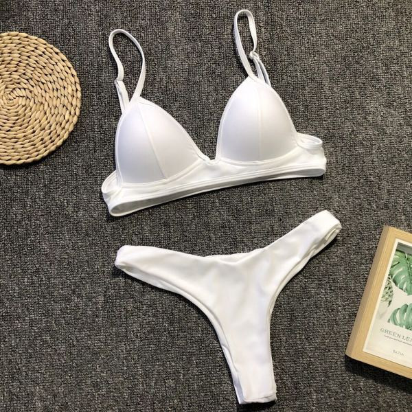 Kétrészes fürdőruha háromszög alakú felsővel