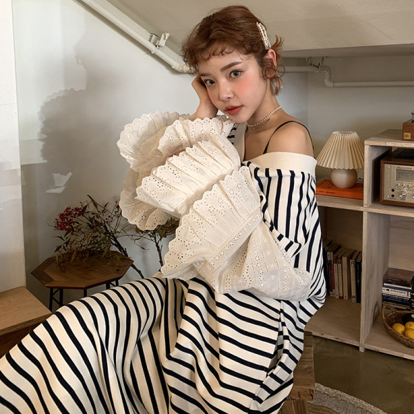 Női csíkos ruha széles modell és lótusz ujjú