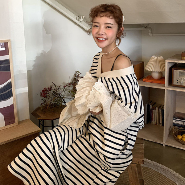 Női csíkos ruha széles modell és lótusz ujjú