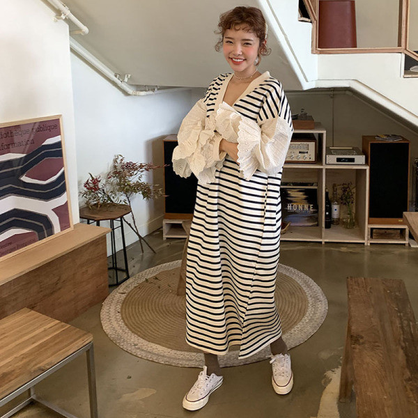 Női csíkos ruha széles modell és lótusz ujjú