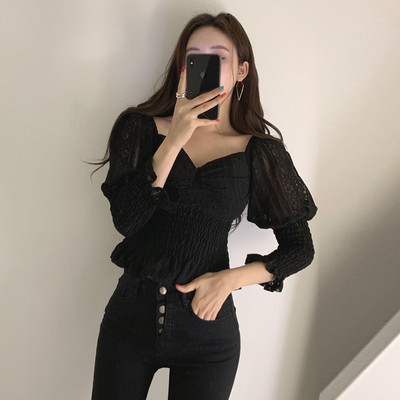 Női blúz csipkeujjal és spitz nyakkivágással