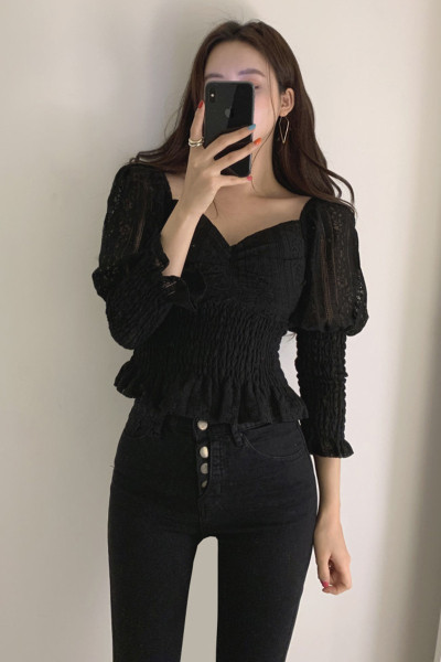 Női blúz csipkeujjal és spitz nyakkivágással